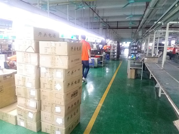 江蘇-紙箱側(cè)面貼標(biāo)使用現(xiàn)場